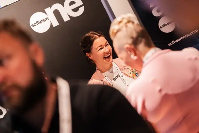 Laughter at a sponsor booth during Workplace Ninjas Norway 2026