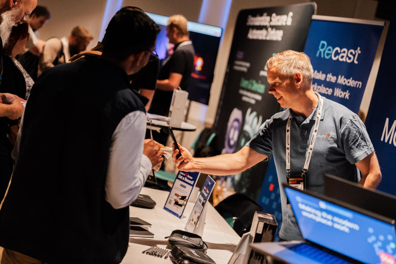 Sponsor capturing a lead at their booth during Workplace Ninjas Norway 2026