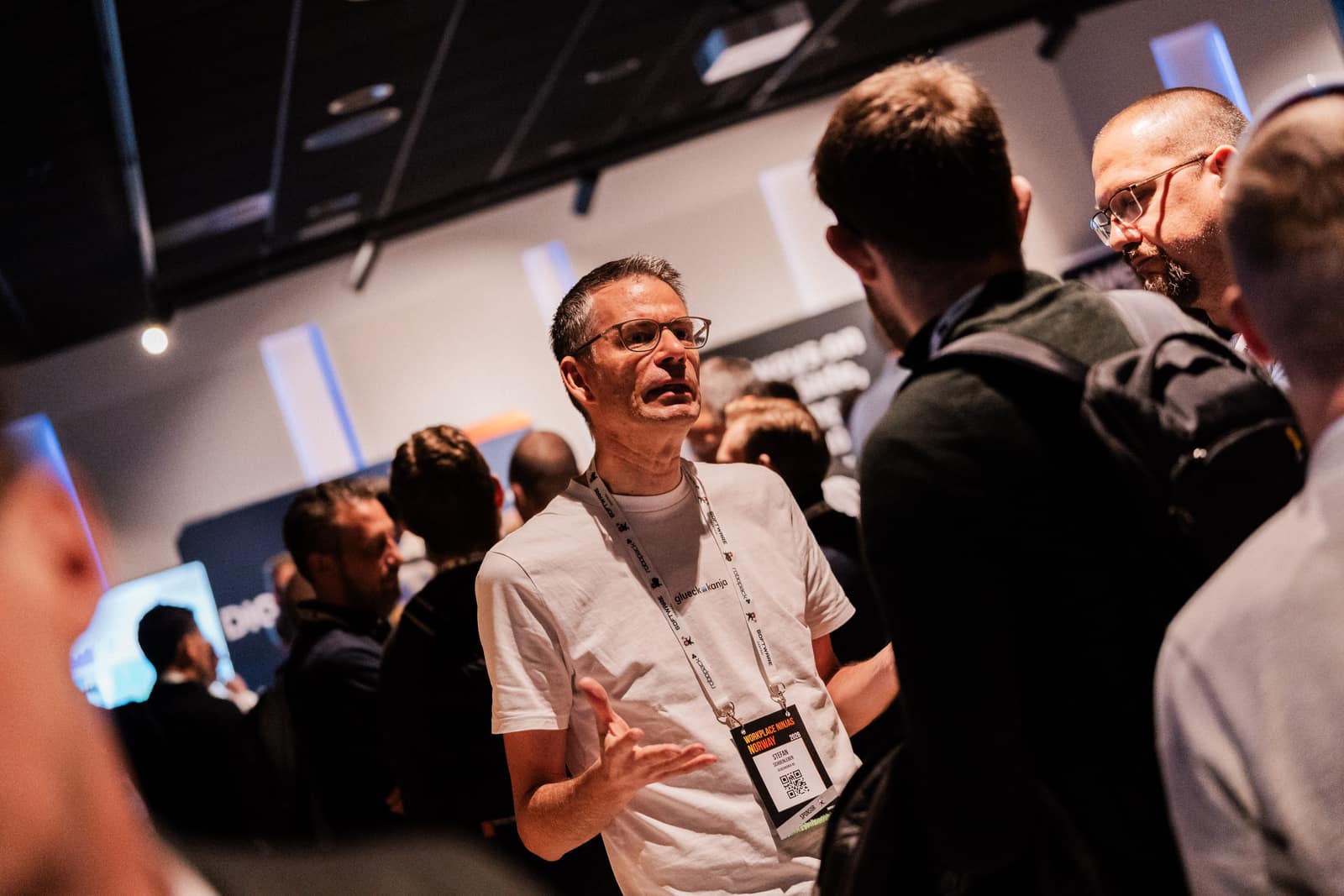 A sponsor in conversation with attendees at Workplace Ninjas Norway 2026
