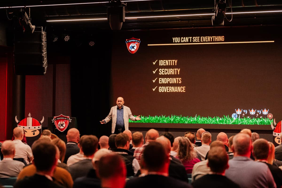 Speaker on the main stage in Storosalen during Workplace Ninjas Norway