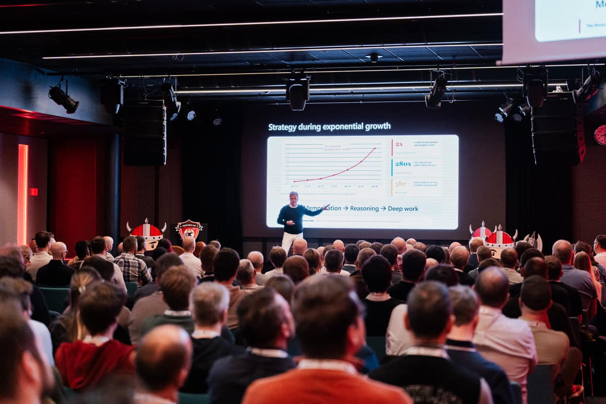 Full auditorium during a session at Workplace Ninjas Norway